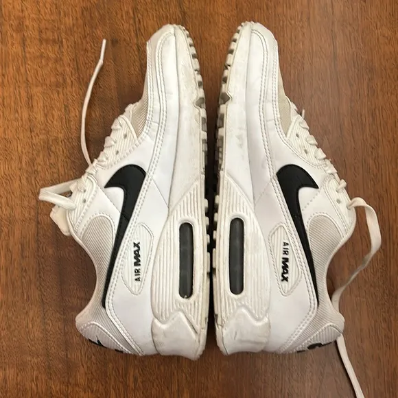 Nike Women’s Air Max 90 Shoes. 8.5