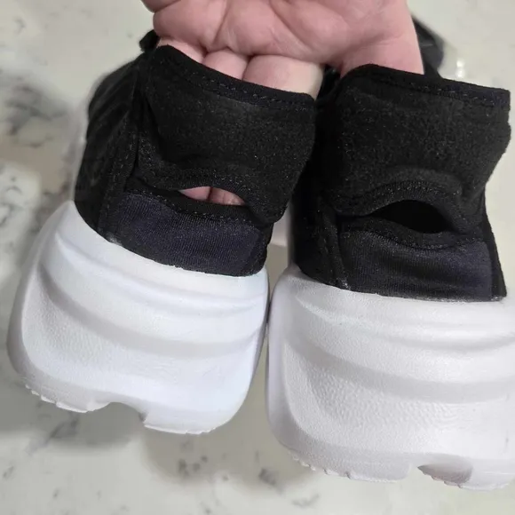 Nike Women’s Aqua Rift Split Toes Shoes With Socks &quot;Black/White&quot; AQ4797-002 New