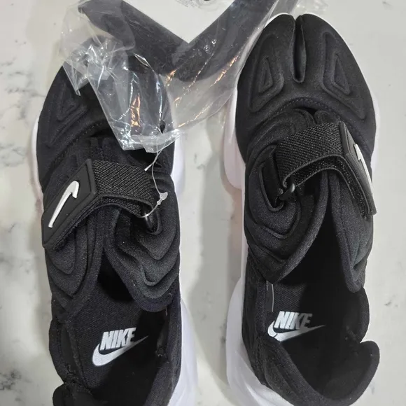 Nike Women’s Aqua Rift Split Toes Shoes With Socks &quot;Black/White&quot; AQ4797-002 New