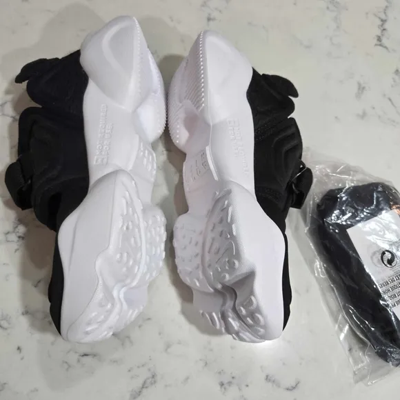 Nike Women’s Aqua Rift Split Toes Shoes With Socks &quot;Black/White&quot; AQ4797-002 New