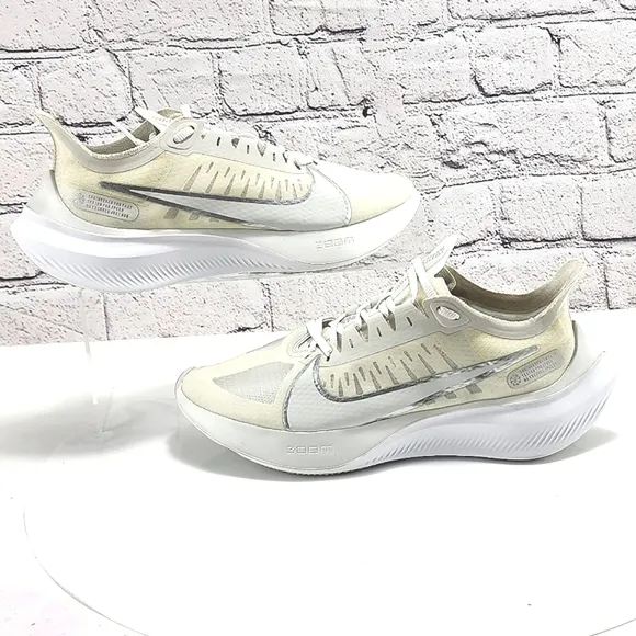 NIKE ZOOM GRAVITY - Running shoes, platinum tint, size 7.5
