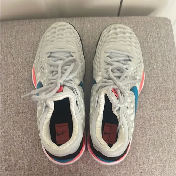 Nike zoom tennis court shoes women 8/mens 6.5 grey with blue and coral