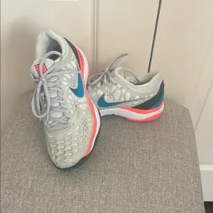 Nike zoom tennis court shoes women 8/mens 6.5 grey with blue and coral