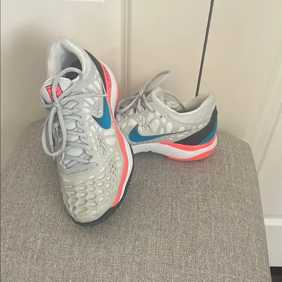 Nike zoom tennis court shoes women 8/mens 6.5 grey with blue and coral