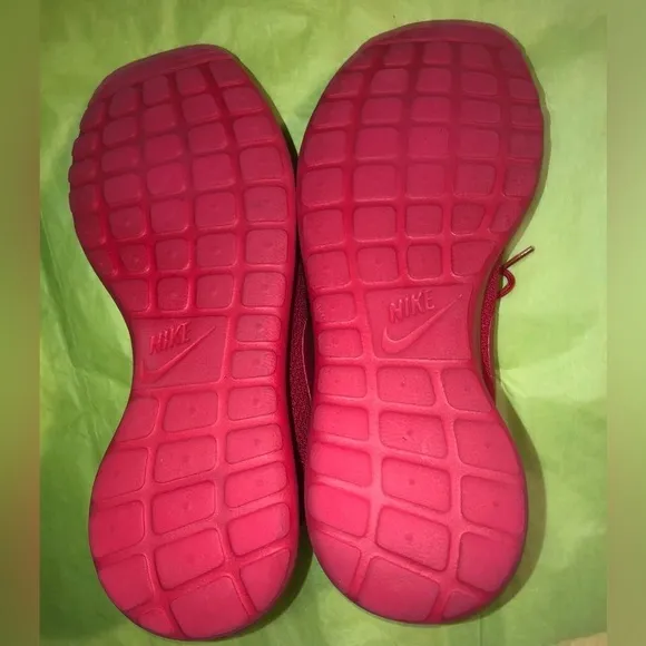 NWOB Men’s Red Nike Roshe Run Lace Up Shoes Size 8