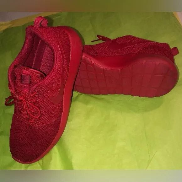 NWOB Men’s Red Nike Roshe Run Lace Up Shoes Size 8