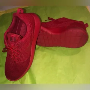 NWOB Men’s Red Nike Roshe Run Lace Up Shoes Size 8