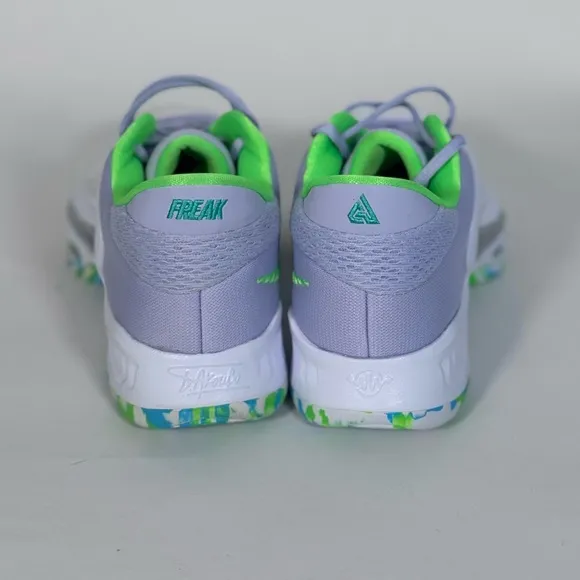 NWOT Men's Nike White/Purple Zoom Freak 4 Low Top Shoes