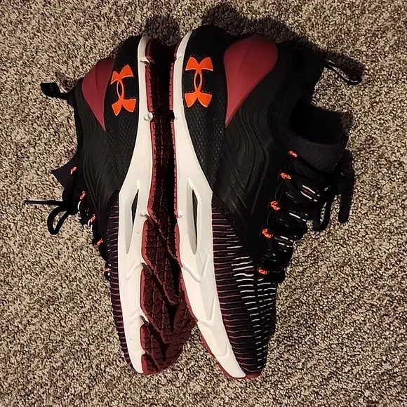 NWOT Under Armour Hovr Phantom 2 intelliknit speed form size 10 maroon/black
