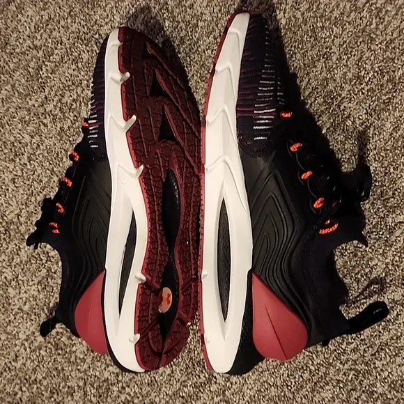 NWOT Under Armour Hovr Phantom 2 intelliknit speed form size 10 maroon/black