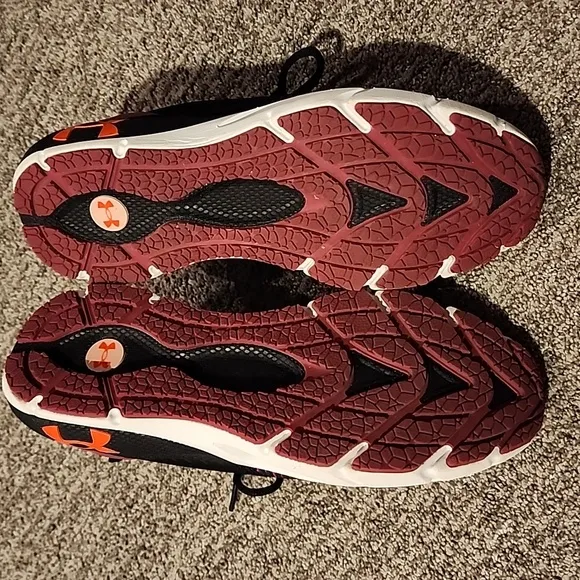 NWOT Under Armour Hovr Phantom 2 intelliknit speed form size 10 maroon/black
