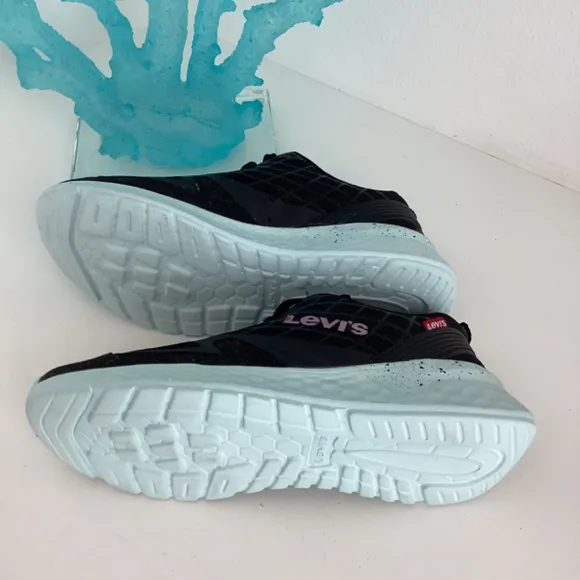 NWT LEVI’S Women’s Black and Blue trail running shoes Sz 6.5