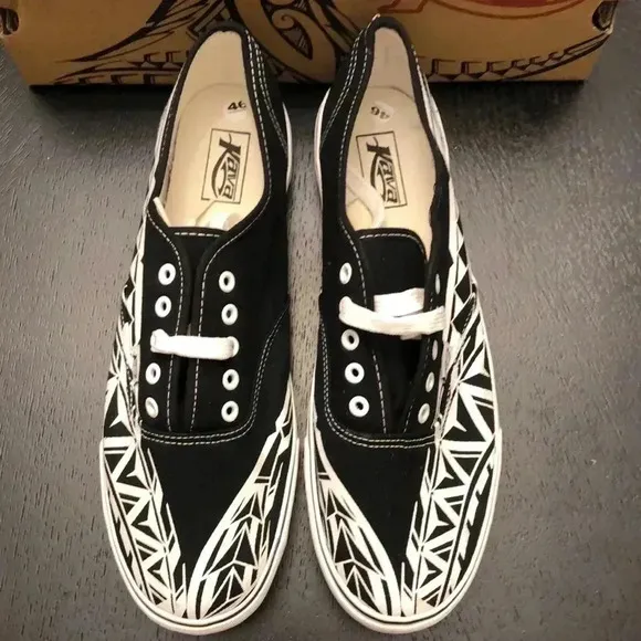 NWT Men’s KAVA Island/Tribal Print Shoes