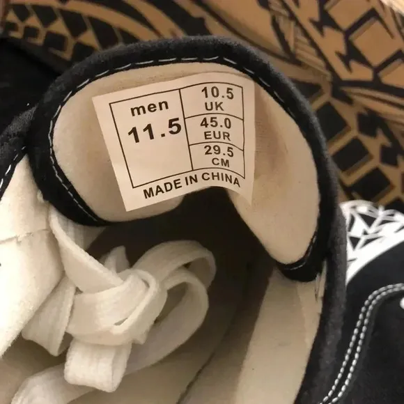 NWT Men’s KAVA Island/Tribal Print Shoes