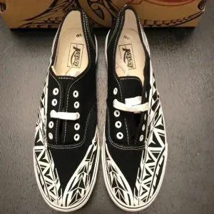 NWT Men’s KAVA Island/Tribal Print Shoes
