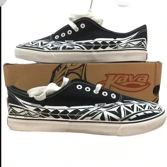 NWT Men’s KAVA Island/Tribal Print Shoes
