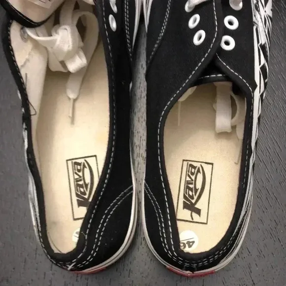 NWT Men’s KAVA Island/Tribal Print Shoes