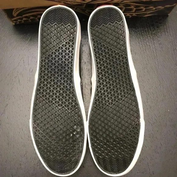 NWT Men’s KAVA Island/Tribal Print Shoes