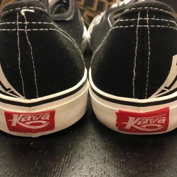 NWT Men’s KAVA Island/Tribal Print Shoes