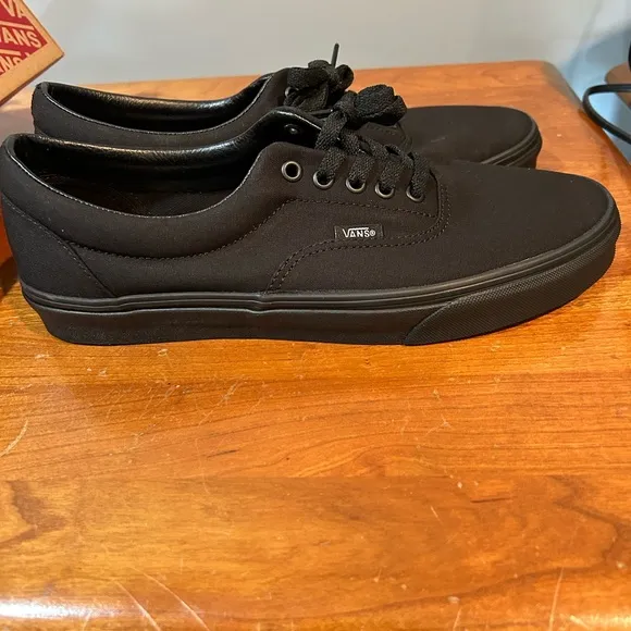 NWT men’s Vans Era black on black skate shoes Sneakers size 11