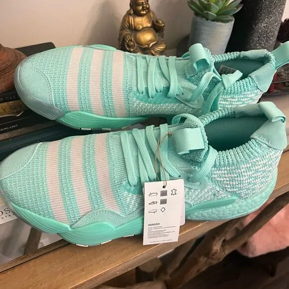 NWT ADIDAS Trae Young 2.0 Signature Basketball Shoes. Men’s size 10.