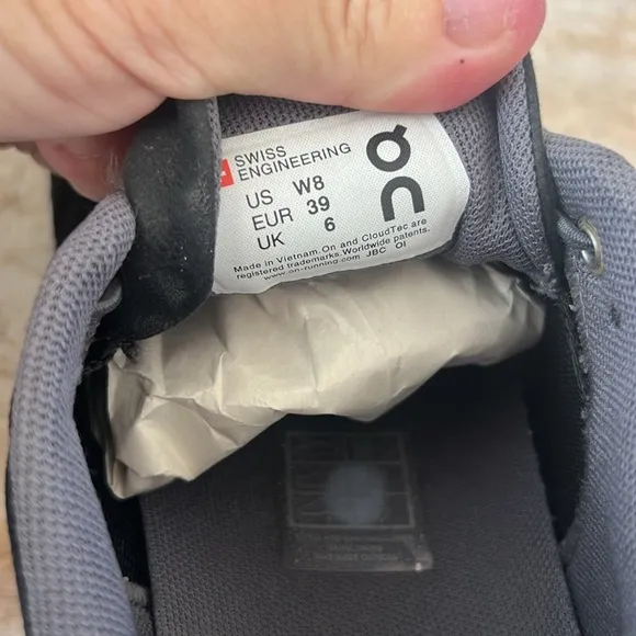 On Cloud 2 Running Shoes {Black} 8