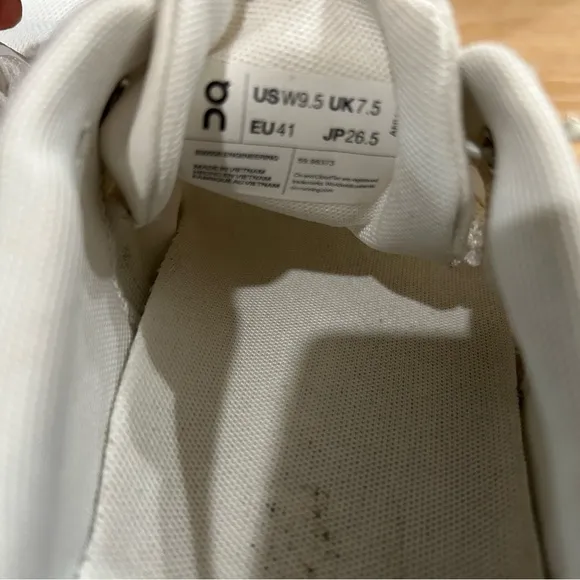 On Cloud 5 women’s size 9.5