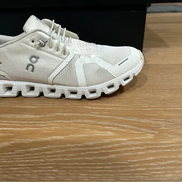 On Cloud 5 women’s size 9.5