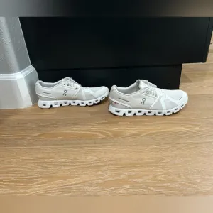 On Cloud 5 women’s size 9.5