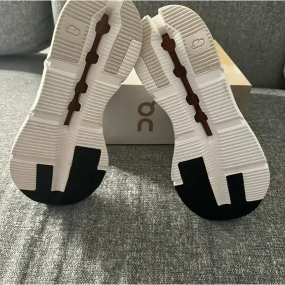 ON Cloud Cloudnova Running Shoes