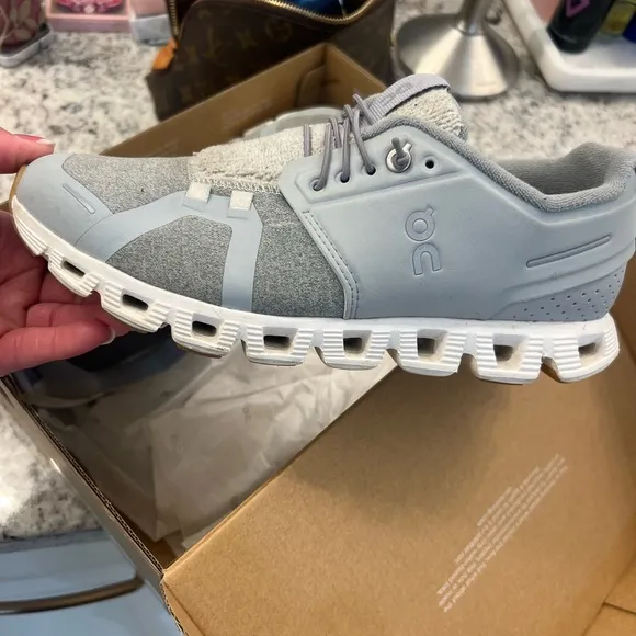 On Cloud Women’s Athletic Shoes 9