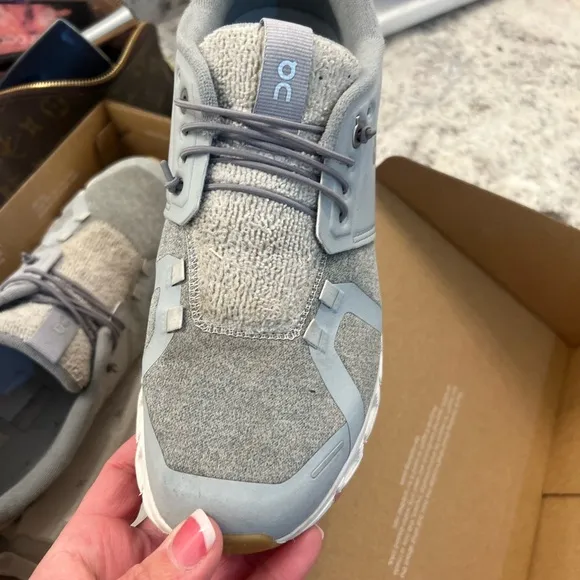 On Cloud Women’s Athletic Shoes 9