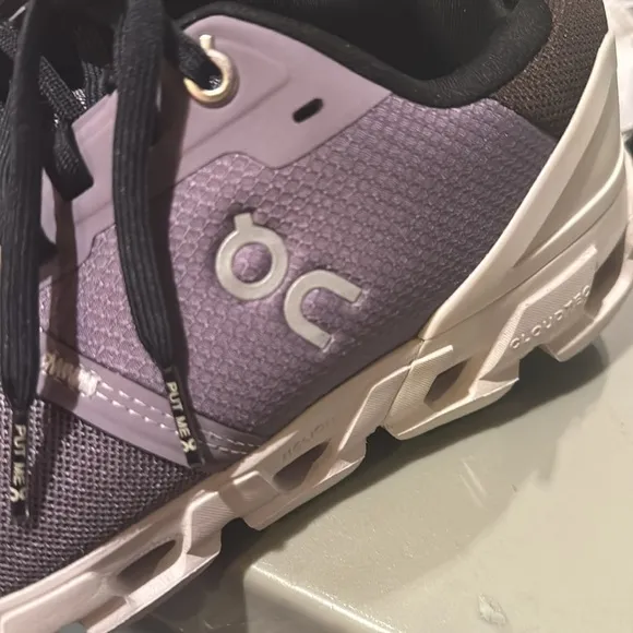 On cloud women’s shoes size 9 cloudflyer 4