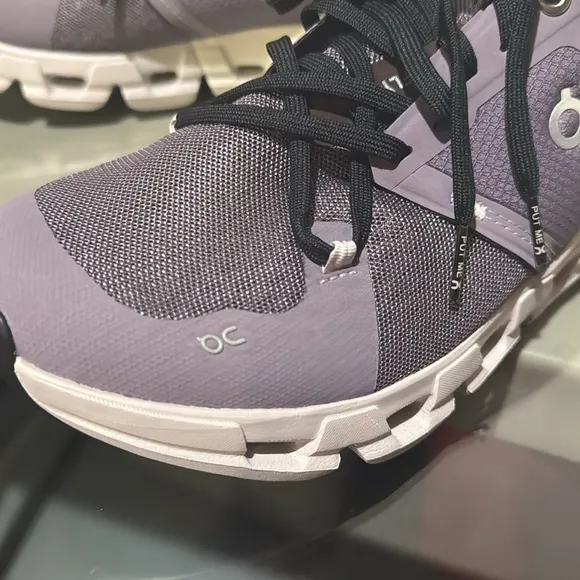 On cloud women’s shoes size 9 cloudflyer 4
