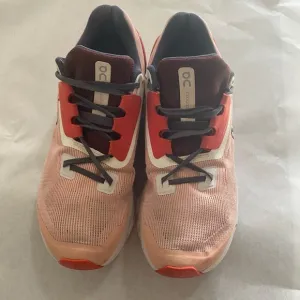 On Cloudstratus Running Size 9 Women’s Cloudtec Helion