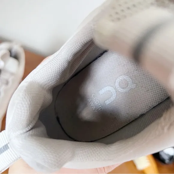 ON Running • Cloudaway Sneaker running shoe Ivory / Pearl cream off-white