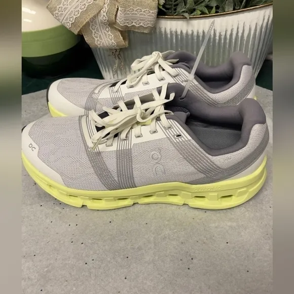 On Running Cloudgo Women’s Size 9.5 ‘Frost/Hay’ Running Shoes