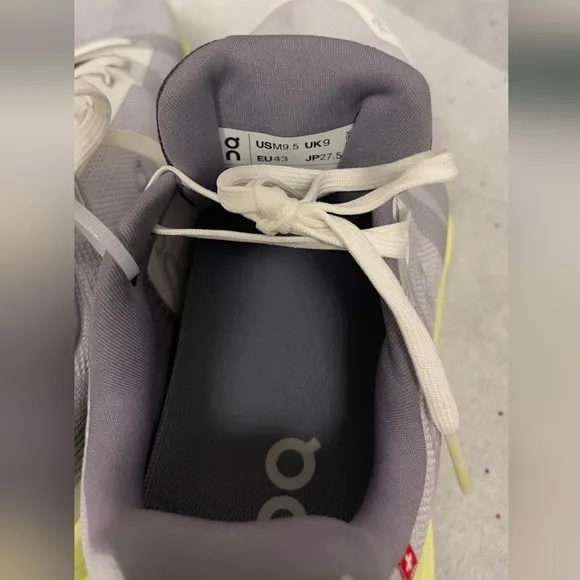 On Running Cloudgo Women’s Size 9.5 ‘Frost/Hay’ Running Shoes
