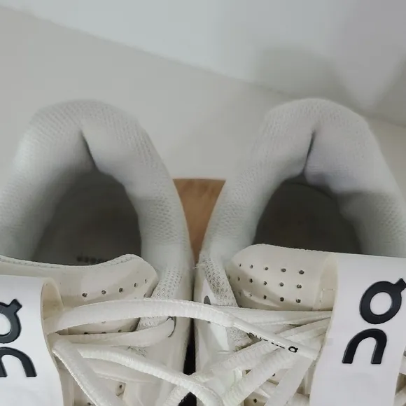 On Running THE ROGER Pro White and Tan Tennis Shoes Women's Size 9
