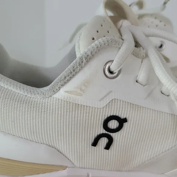 On Running THE ROGER Pro White and Tan Tennis Shoes Women's Size 9