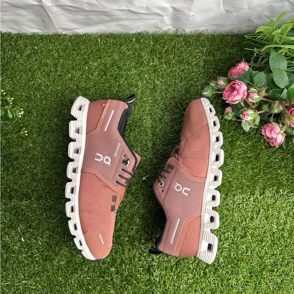 ON RUNNINGCloud 5 Waterproof -Cocoa/Frost women SIZE 7 NEW