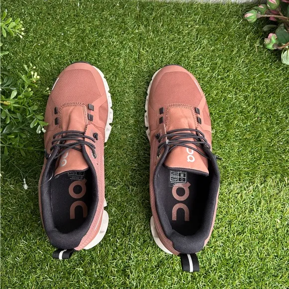 ON RUNNINGCloud 5 Waterproof -Cocoa/Frost women SIZE 7 NEW