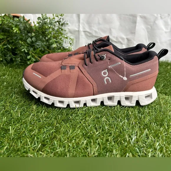ON RUNNINGCloud 5 Waterproof -Cocoa/Frost women SIZE 7 NEW