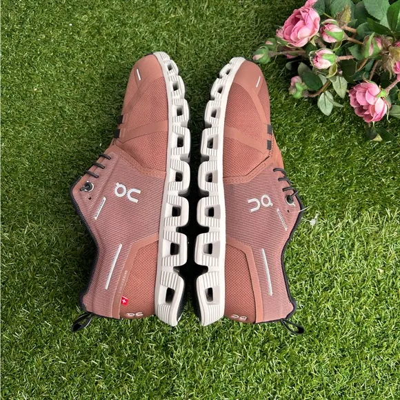 ON RUNNINGCloud 5 Waterproof -Cocoa/Frost women SIZE 7 NEW