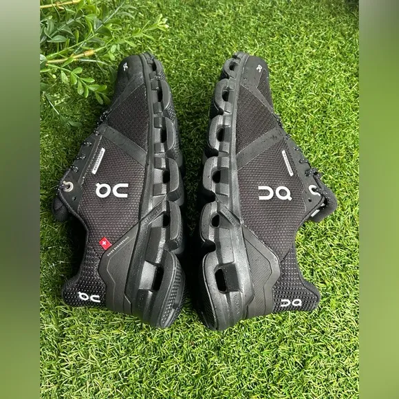 On Women's CloudflyerWaterproof Running Shoes black size 5.5 new