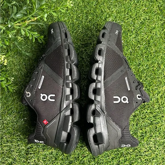 On Women's CloudflyerWaterproof Running Shoes black size 5.5 new