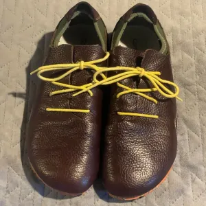 OTZ shoes men’s size 10 brown pre-owned condition‎