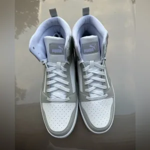 Puma men’s shoes size 10.5 white hi-top