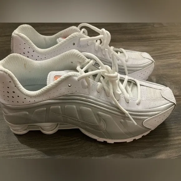 RARE Nike Men’s Shox R4 White Metallic Silver Shoes Size 8.5