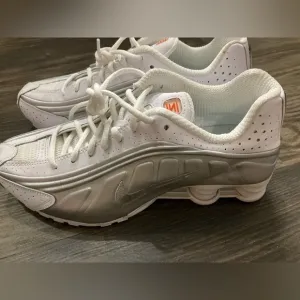RARE Nike Men’s Shox R4 White Metallic Silver Shoes Size 8.5
